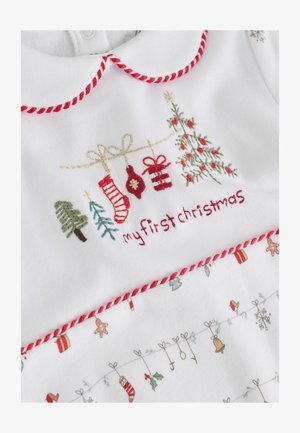 Hvidt tøj med festlig broderi: "min første jul," strømper, gaver og julemotiver, accentueret med røde sting.