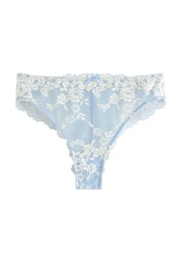 Vaaleansininen pitsinen stringi, jossa on kukkakuviot, aaltoilevat reunat ja pieni nauha etupuolella. Valmistettu läpinäkyvästä, pehmeästä kankaasta.