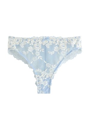 Ljusblå spetsstring med blommönster, vågiga kanter och en liten rosett framtill. Tillverkad av genomskinlig, mjuk tyg.