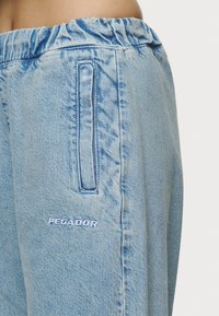 Pegador SORIA LOOSE FIT - Džíny Relaxed Fit - washed pale blue