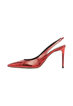 Chaussure slingback rouge métallique texturée à talon haut avec bout pointu et talon aiguille fin sur fond blanc.