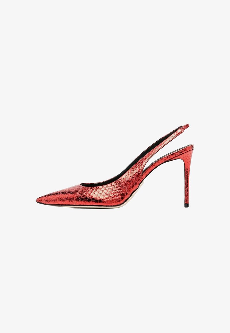 Chaussure slingback rouge métallique texturée à talon haut avec bout pointu et talon aiguille fin sur fond blanc.