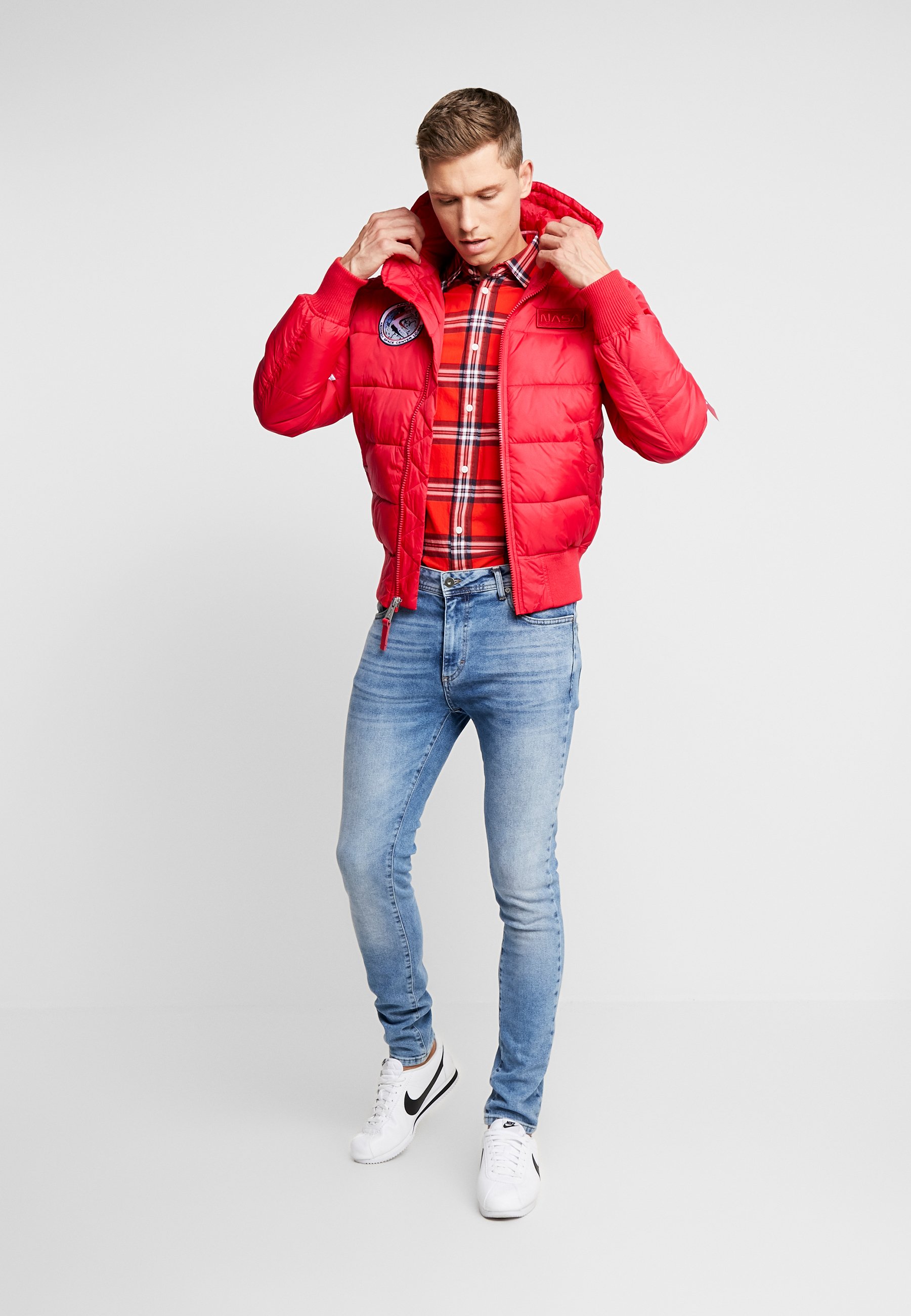 Alpha Industries HOODED PUFFER NASA Winterjas speed red Alpha Industries NASA INLAY Sweater speed redRood