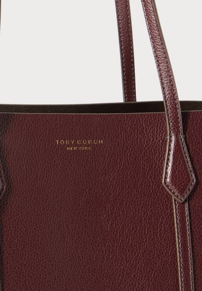 Μπέρντι δερμάτινη τσάντα tote με υφή, διαθέτοντας διπλές ιμάντες ώμου και χρυσό ανάγλυφο λογότυπο "TORY BURCH NEW YORK."