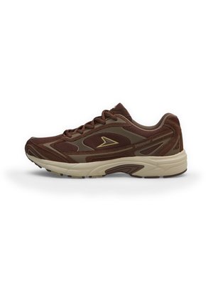 Scarpa da ginnastica marrone in mesh e camoscio con suola beige, design con lacci e dettaglio logo laterale, mostrata dal lato esterno su sfondo bianco.