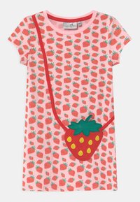 Różowa sukienka z krótkim rękawem z nadrukiem truskawek na całej powierzchni. Szczególną cechą jest czerwona ramiączko oraz kieszeń w kształcie truskawki w 3D.