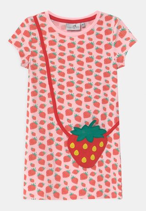 Roze jurk met korte mouwen met een volledig aardbeienprint. Opvallende details zijn een rode band en een 3D-aardbeienzakontwerp.