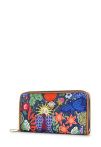 Gevouwen portemonnee met een kleurrijk bloemen- en dierenontwerp op een marineblauwe achtergrond, met een bruine rand en een logo accent. Duurzaam materiaal.
