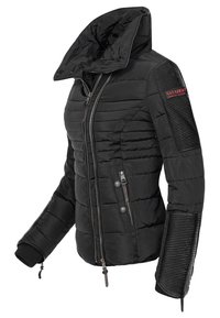 Giubbotto imbottito nero con colletto alto, chiusura frontale con zip e dettagli testurizzati sulle maniche. Presenta un design attillato e un logo discreto.