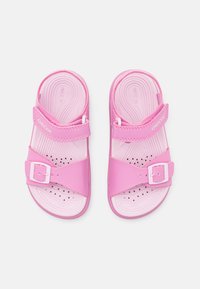 Sandalias sintéticas rosas con correas ajustables dobles, una de ellas con hebilla. Plantilla texturizada con agujeros de ventilación y suela texturizada.