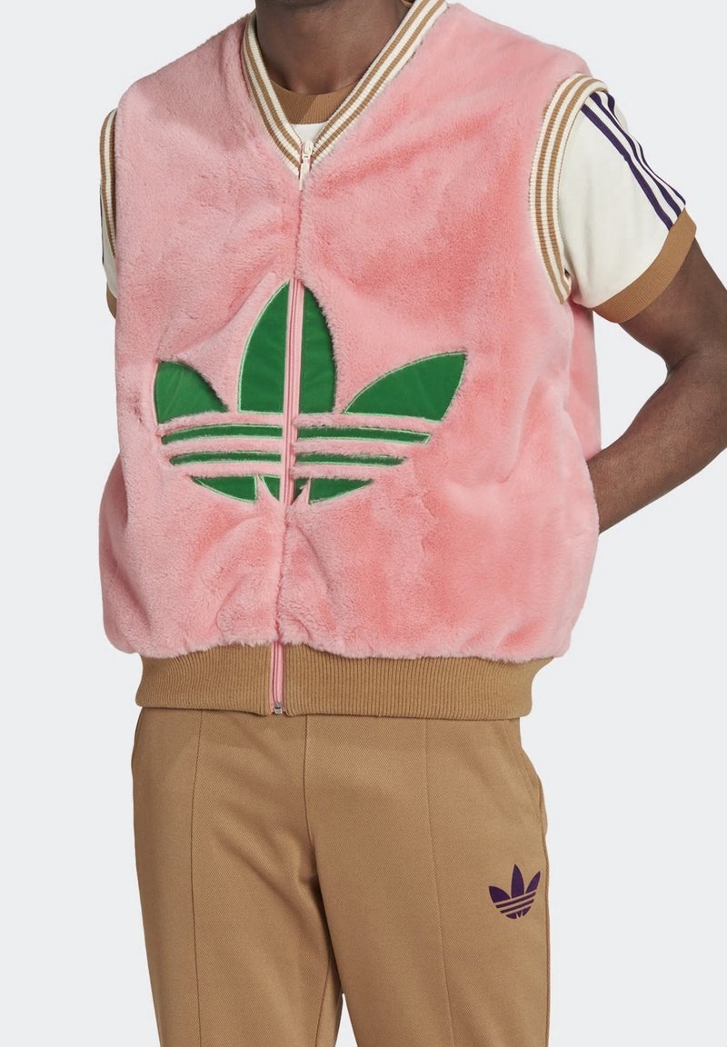 Růžový umělý kožich s zeleným logem Adidas trefoil, zipovým zapínáním vpředu a proužkovaným žebrovým límcem. Vytvořeno s béžovými kalhotami s detailním logem.