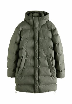 Olivgrüne Steppjacke mit hohem Kragen, horizontaler Steppung, zwei Fronttaschen und einem leicht Übergrößen-Schnitt. Glattes, wasserabweisendes Material.