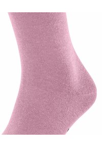 Calza alla caviglia rosa realizzata in materiale liscio e elasticizzato con una forma aderente. Presenta un'area delle dita senza cuciture e una texture sottile.