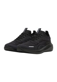Scarpe sportive nere con parte superiore in maglia testurizzata, accentazioni sintetiche e suola imbottita. Presentano un collare imbottito e dettagli riflettenti.