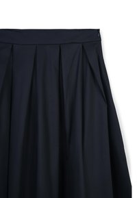 Una gonna blu scuro con vita aderente, design plissettato e chiusura con zip laterale, realizzata in un tessuto liscio e testurizzato.