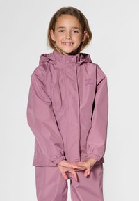 Jasnofioletowa wodoodporna kurtka z odpinanym kapturem, elastycznymi mankietami i przednim zamkiem błyskawicznym. Na piersi znajduje się logo, a powierzchnia jest gładka.