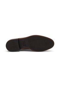 Suola in gomma nera e ruvida di una scarpa elegante con rifinitura in pelle marrone e il nome del marchio "FRAU" impresso vicino al tallone.