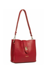 Borsa a tracolla in pelle rossa con finitura testurizzata, dotata di una chiusura in oro e di una tracolla lunga. Il design ha una forma morbida e strutturata.