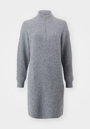 Vestido de punto gris con relieve, de mangas largas, cuello alto y cierre frontal. Cuenta con un tirador de cremallera circular y un bajo ligeramente alargado.