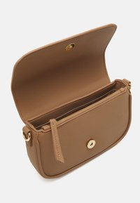 tan leren schoudertas met een gestructureerd oppervlak, een magnetische drukknoopsluiting en een binnenzak met rits voor organisatie.