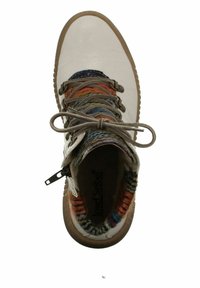 Stiefelette in mittlerer Höhe mit einem weißen, glänzenden Obermaterial, einem mehrfarbigen Strickkragen, grauen Schnürsenkeln und einer braunen Gummisohle. Seitlicher Reißverschluss für einfaches Anziehen.