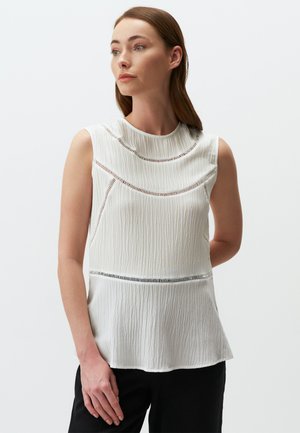 Top bianco senza maniche con tessuto testurizzato, caratterizzato da accenti a righe orizzontali e un leggero orlo svasato. Design semplice e moderno.