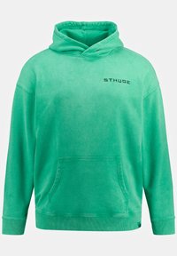 Grøn bomulds hoodie med en kængurulomme, ribbede manchetter og kant. Har "STHUGE" branding tværs over brystet i sort. Blød tekstur.