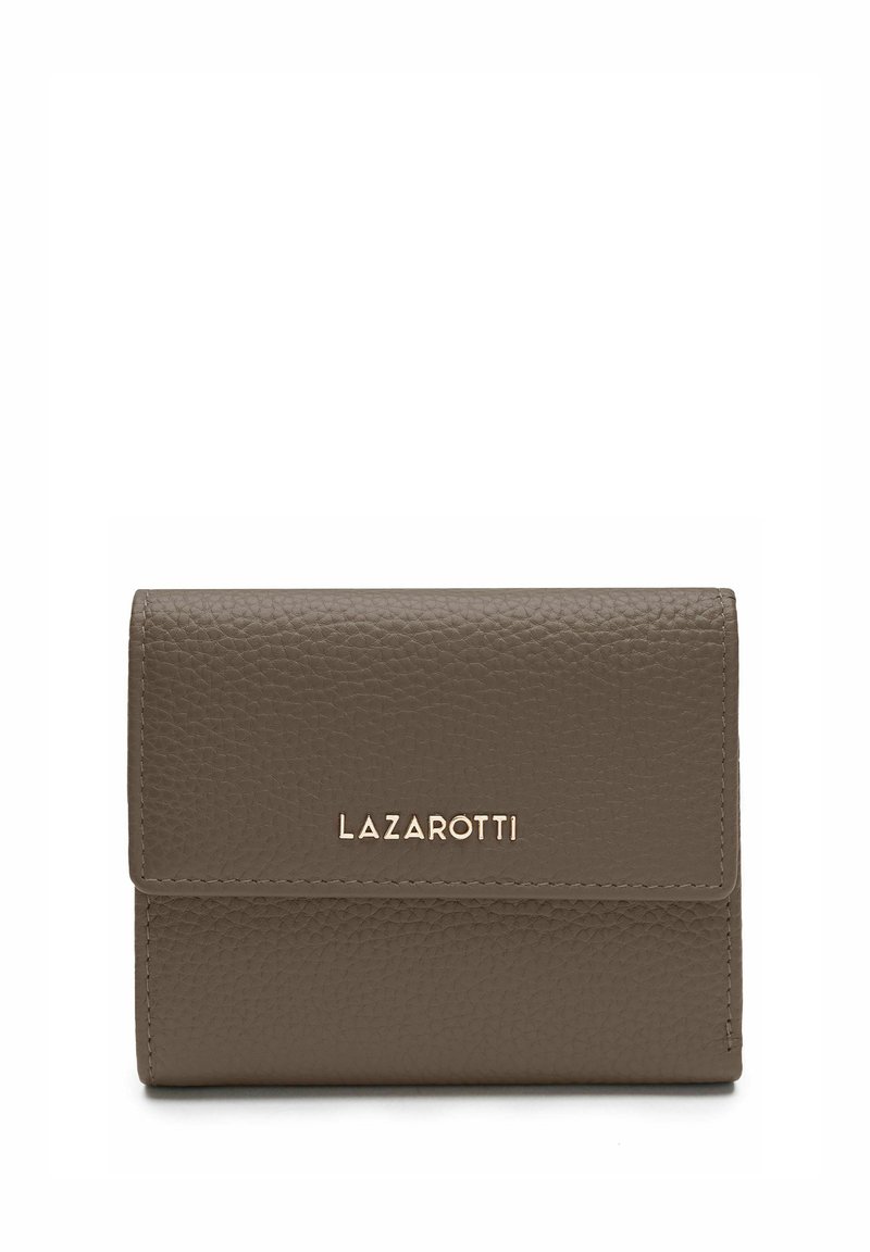 Portafoglio in pelle marrone con superficie texture, dotato di chiusura a patta e logo "LAZAROTTI" in lettere dorate sulla parte anteriore.