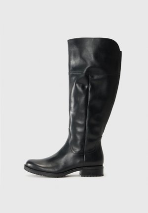 Bottes noires en cuir jusqu'au genou avec un design épuré, un bout rond et un petit talon carré ; texture lisse avec des détails de couture minimes.