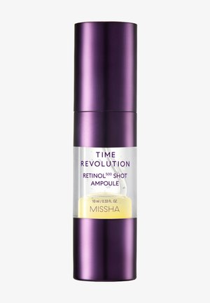 Gjennomsiktig flaske med lilla lokk Missha Time Revolution Retinol 500 Shot Ampoule som inneholder gul væske, 10 ml kapasitet, på hvit bakgrunn.