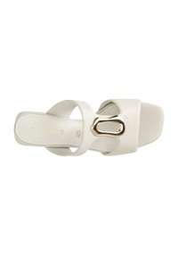Sandalo infradito in pelle bianca con un ampio design a striscia incrociata, un'accento ovale in tono dorato e una suola piatta. Logo del brand impresso all'interno.