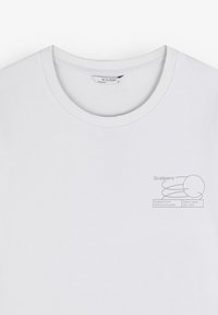 Hvid bomulds t-shirt med rund halsudskæring og et grafisk tryk på venstre side med tekst og et cirkulært design.