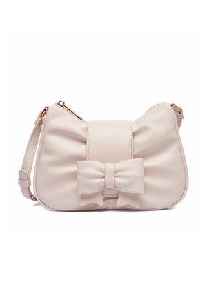 Pequeño bolso de mano rosa pálido con un gran lazo en el frente, cremallera dorada y correa de hombro ajustable, mostrado sobre un fondo blanco.