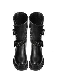 Stivali neri in pelle sopra la caviglia con finitura liscia, dotati di due fibbie laterali e cinturini con borchie attorno alla caviglia. Design della suola piatta.