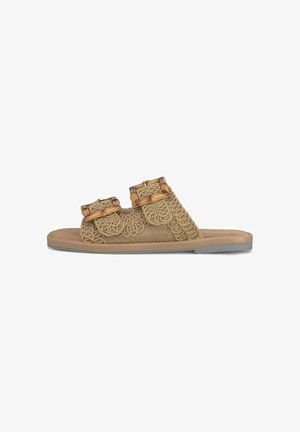 Infradito in tessuto beige con due fibbie decorative, suola piatta e tomaia testurizzata con motivi intricati. Sottopiede liscio per il massimo comfort.