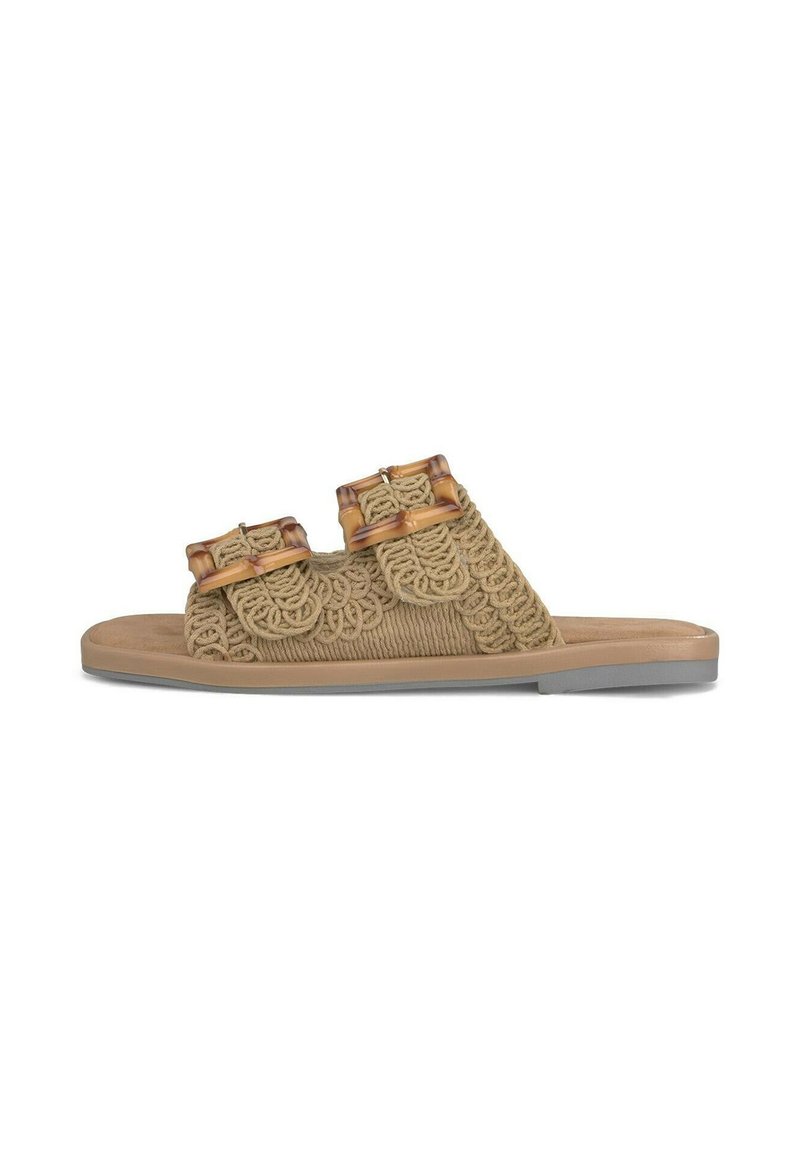 Beżowe, plecione sandały na płaskiej podeszwie, z dwoma dekoracyjnymi klamrami, teksturowanym cholewką z misternymi wzorami. Gładka wkładka dla komfortu.