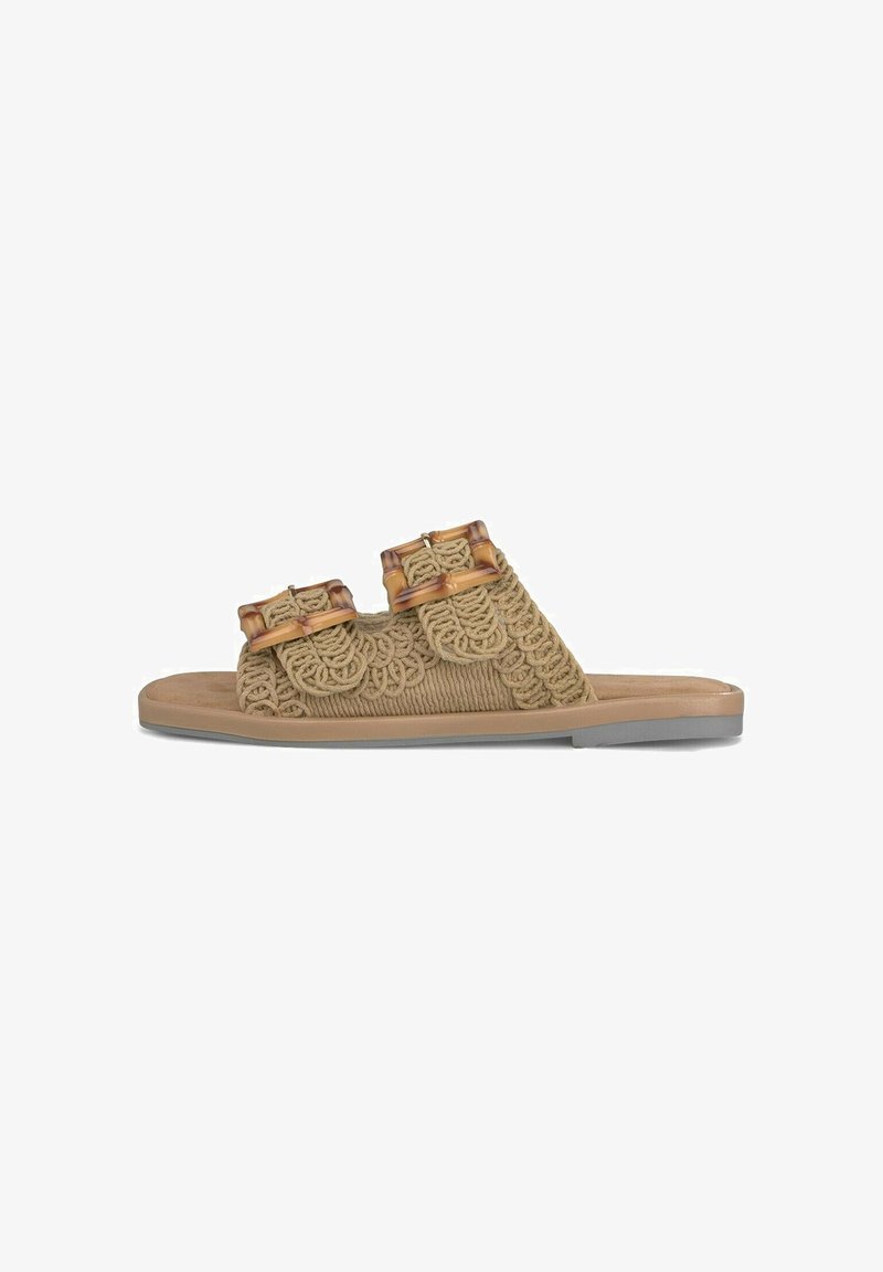 Sandalia deslizante beige tejida con dos hebillas decorativas, suela plana y parte superior texturizada con patrones intrincados. Plantilla suave para mayor comodidad.