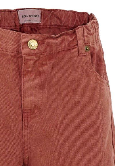 Pantaloni in denim rosa polveroso con una vestibilità rilassata, caratterizzati da un bottone a pressione dorato, dettagli cuciti e tasche laterali. Tessuto morbido con un motivo intrecciato.