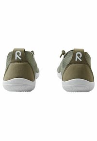 Grüne Sportschuhe mit einer strukturierten Oberseite, Wildleder-Ferse und weißer Gummisohle. Verfügt über eine verstärkte Fersenschlaufe mit einem Logo.