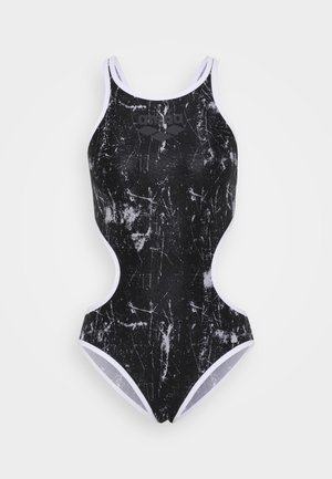 Svart baddräkt med ett vitt abstrakt mönster, som har en racerback-design och vita detaljer längs kanterna.