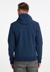 Mørkeblå hættetrøje med struktureret overflade, ribbede manchetter og kant. Har et simpelt design uden yderligere mønstre eller detaljer.