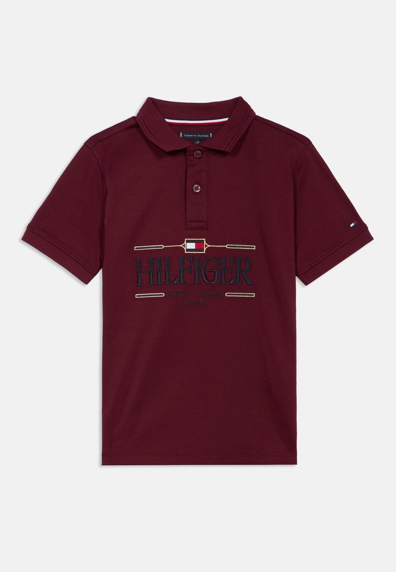 Polo en bourgogne en coton avec un col, arborant le logo "HILFIGER NEW YORK 1985" en bleu et blanc, et un petit détail de drapeau sur la manche.