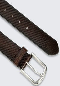 Brauner Leder-Gürtel mit geriffelter Textur, silberner Metall-Schnalle und mehreren Größenlöchern entlang der Länge. An der Spitze verjüngt für ein fertiges Aussehen.