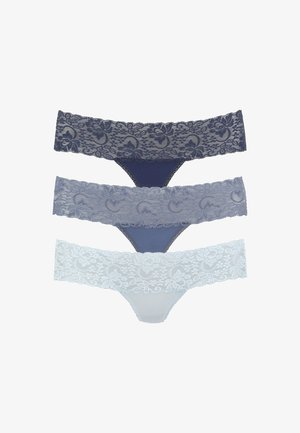 Drei Paare Spitzen-Strings in Marineblau, Hellgrau und Hellblau, mit floralen Mustern und gezackten Spitzenrändern.