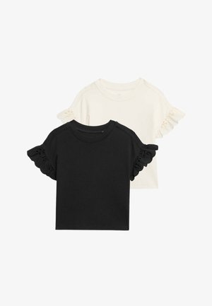 Dos blusas de punto acanalado de manga corta, una negra y otra crema, cada una con mangas de volantes de encaje con ojales y bordes en forma de ola.