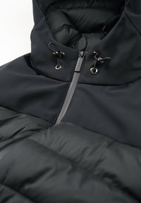 Schwarze Pufferjacke mit Kordelzugkapuze, Reißverschluss vorne und glatter Textur. Enthält einen kontrastierenden gesteppten Abschnitt am unteren Ende.