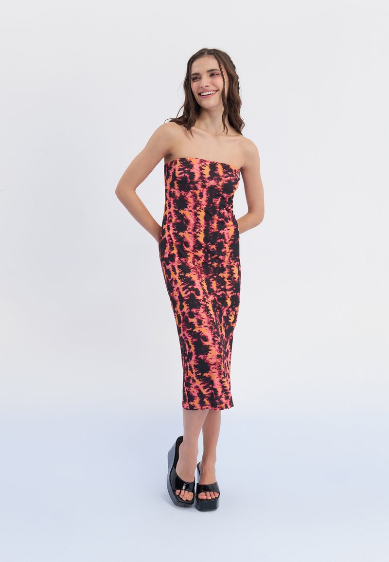 Vestido midi ajustado sin tirantes con un patrón de tie-dye en negro, naranja y rosa. Hecho de tejido elástico; textura suave.