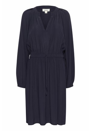 Tamsiai mėlyna suknelė su ilgomis rankovėmis, V formos iškirpte ir surinkta juosmens linija. Pagaminta iš lengvos medžiagos, su laisva forma ir subtilia tekstūra.