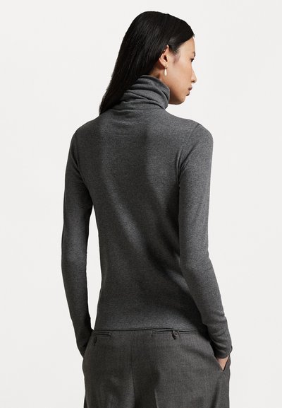 Grå turtleneck genser laget av ribbestrikket stoff, med lange ermer og en tettsittende silhuett. Synlige sømmer og en teksturert overflate.