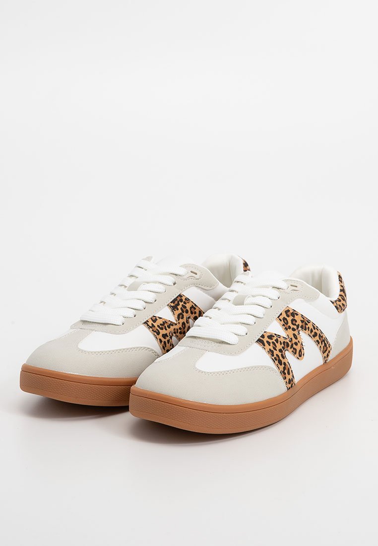 Zapatillas blancas con acentos de estampado de leopardo, de cuero suave y suelas de goma, con un diseño de cordones y una forma de puntera redondeada.